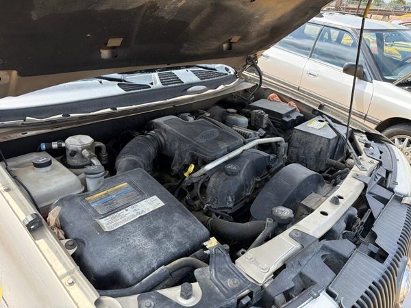 2004 GMC Envoy Hood Cashmere 15U — photo 2