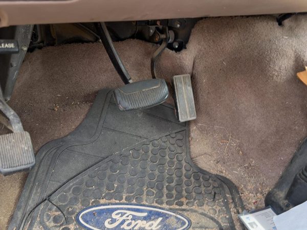 96-97 Ford F250 Gas And Brake Pedal Assembly Automatic Transmission 7.3L — photo 1