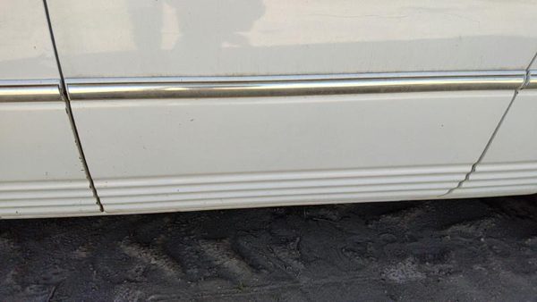 98 Town & Country Driver Left Rear Moulding From Door Back Trim Pwp Golden White — photo 1