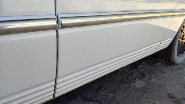 98 Town & Country Driver Left Rear Moulding From Door Back Trim Pwp Golden White — photo 2