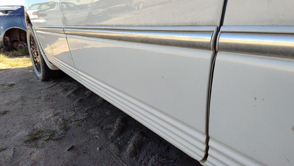 98 Town & Country Driver Left Rear Moulding From Door Back Trim Pwp Golden White — photo 3