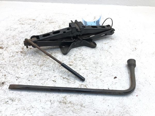 2001 Monte Carlo Ss Jack Tool Kit Set Complete With Tray Spare Tire Emergency — photo 2