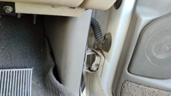99-02 Chevy Suburban Passenger Right Lower Kick Trim Panel Oem 922 Light Gray — photo 1