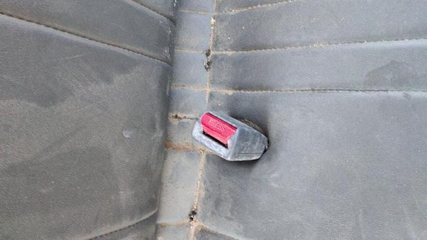 90-97 Nissan Hardbody Passenger Right Front Seat Belt Buckle Receiver Oem Gray — photo 2