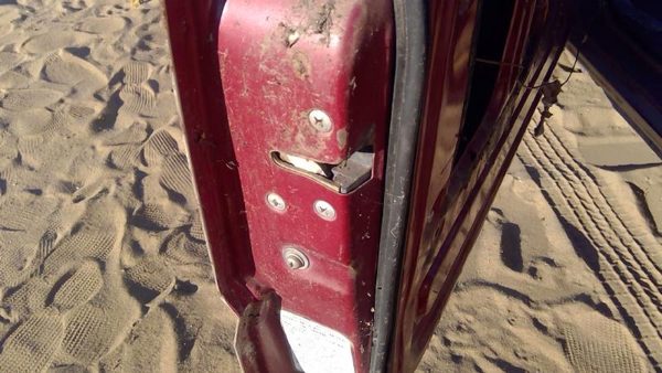 1986-1987 Isuzu Pup Pickup Driver Left Front Door Latch With Rods/Cables Oem — photo 4