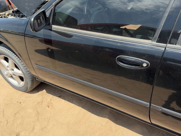 1998 Nissan Maxima Front Door LH Super Black KH3 — photo 3