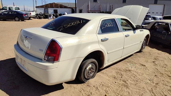 2005 Chrysler 300 — vehicle photo 8
