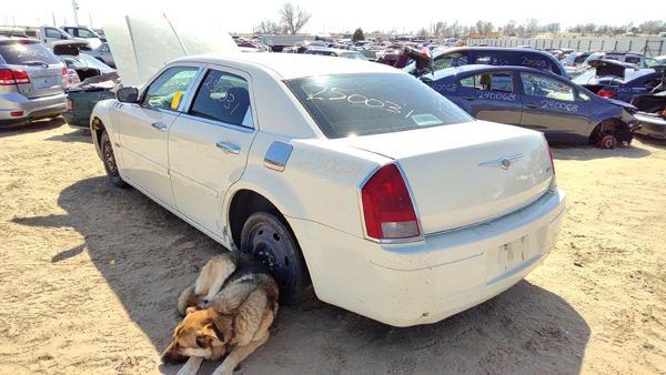 2005 Chrysler 300 — vehicle photo 7