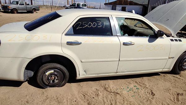 2005 Chrysler 300 — vehicle photo 9