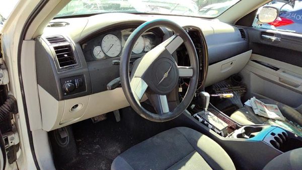 2005 Chrysler 300 — vehicle photo 5