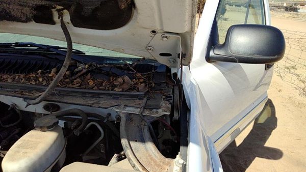 2005 GMC Sierra Hood Hinge RH 1500 Hd White 50U — photo 2