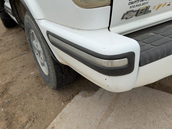 1998 Chevy S10 Blazer Driver Left Rear Bumper End Cap OEM White 50U — photo 2