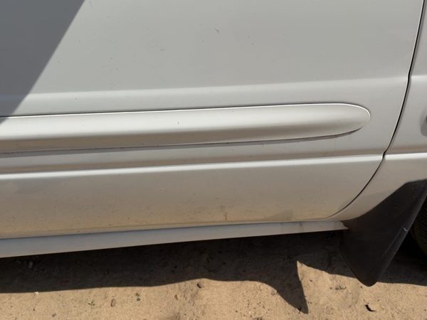 00-05 Lesabre Passenger Right Front Moulding From Door Oem Trim Strip White 40U — photo 3