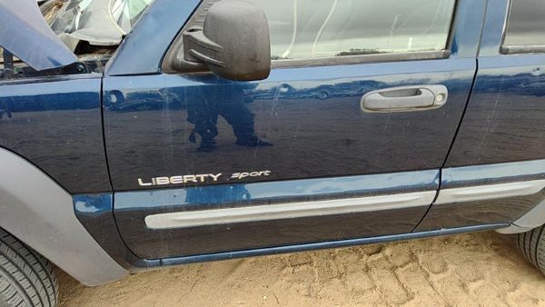 2002 Jeep Liberty Front Door LH Blue PB7 — photo 4
