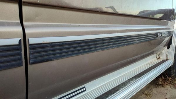 1992-1999 Chevy Suburban Passenger Right Front Moulding From Door Oem Trim Strip — photo 4