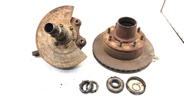 1981-93 Dodge Ram W250 Driver Left Front Spindle Steering Knuckle With Wheel Hub — photo 1