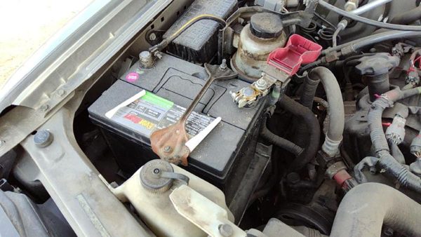 2000-2004 Nissan Xterra Complete Battery Box Mount Tray With Hold Down Oem 3.3L — photo 1