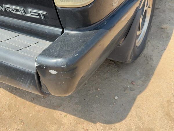 1998-2005 Chevy S10 Blazer Passenger Right Rear Bumper End Cap Molding Black — photo 2
