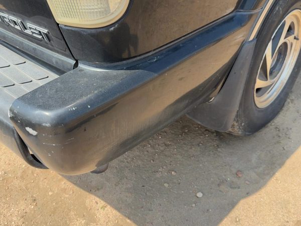 1998-2005 Chevy S10 Blazer Passenger Right Rear Bumper End Cap Molding Black — photo 5