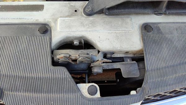 2004-2005 Toyota Sienna Hood Latch Assembly With Upper Tie Bar Bracket Oem — photo 2