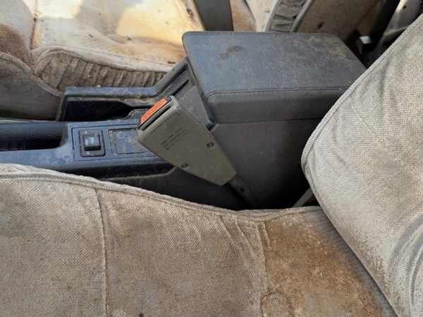 1985-1988 Nissan Maxima Driver Left Front Seat Belt Buckle Receiver Oem Gray — photo 2