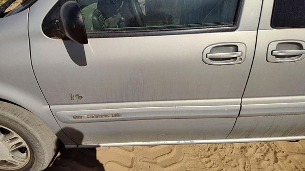 2000 Chevrolet Venture Front Door LH Silver 17U — photo 2