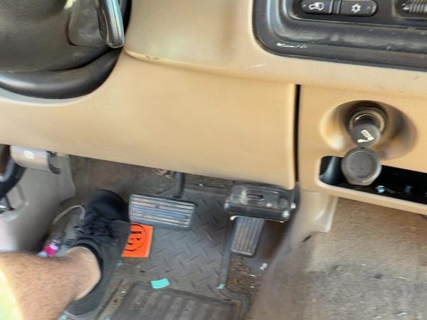 05-07 Silverado 2500 Lower Dash Under Column Knee Bolster Trim Panel Oem Tan 52D — photo 3