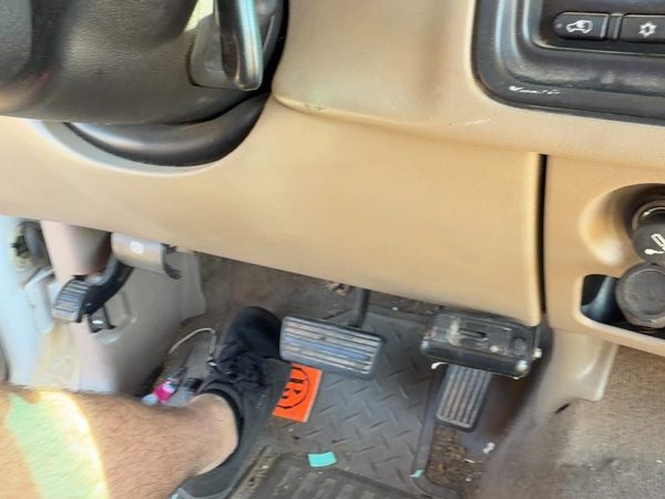 05-07 Silverado 2500 Lower Dash Under Column Knee Bolster Trim Panel Oem Tan 52D — photo 4