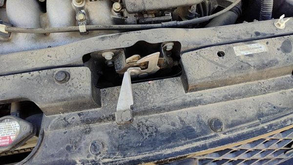 2002-2005 Honda Civic Hatchback Si Hood Latch Assembly With Bracket Oem — photo 2