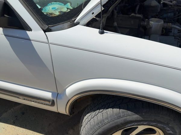 1995-2005 Chevy S10 Blazer Passenger Right Front Fender White 50U Without Xtreme — photo 2