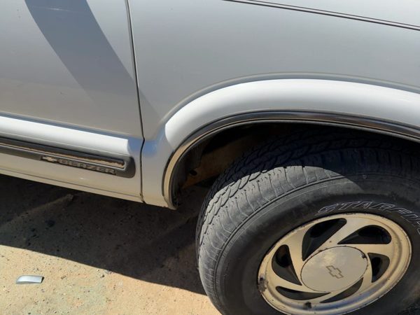 1995-2005 Chevy S10 Blazer Passenger Right Front Fender White 50U Without Xtreme — photo 3