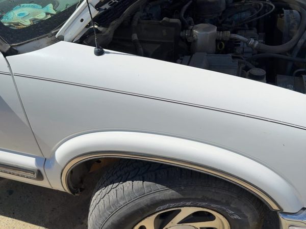 1995-2005 Chevy S10 Blazer Passenger Right Front Fender White 50U Without Xtreme — photo 4