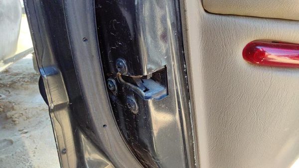 1997-2004 Buick Regal Driver Left Front Door Latch With Rods/Cables Oem 16629727 — photo 1