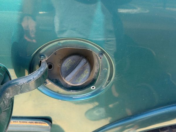 1997-1998 Ford F150 Fuel Filler Neck Assembly With Gas Cap Oem 4.2L F85Z9034Ta — photo 2