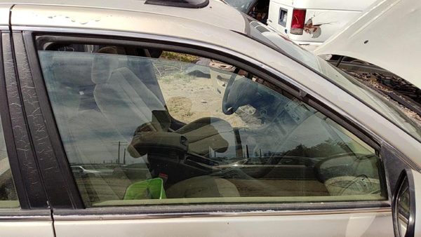 2000-2001 Nissan Maxima Passenger Right Front Side Window Door Glass Oem — photo 1