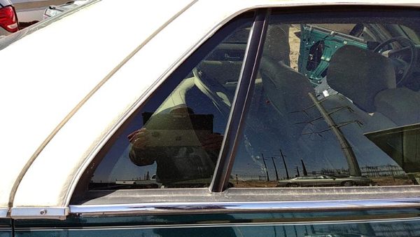 98-04 Seville Passenger Right Rear Vent Window Back Door Glass With Frame — photo 1