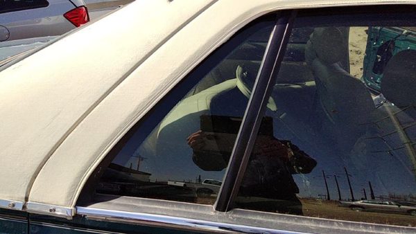 98-04 Seville Passenger Right Rear Vent Window Back Door Glass With Frame — photo 3