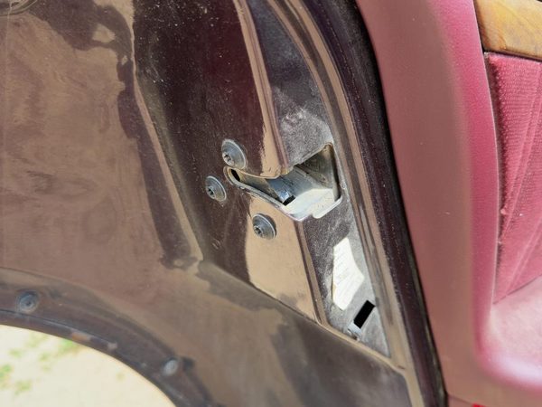 1994 Olds Eighty Eight Driver Left Rear Door Latch With Rods/Cables Oem Back — photo 2