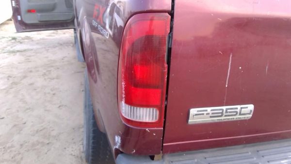2006 Ford F350 Sd Pickup Tail Light Assembly LH Super Duty Broke — photo 1