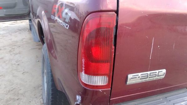 2006 Ford F350 Sd Pickup Tail Light Assembly LH Super Duty Broke — photo 3
