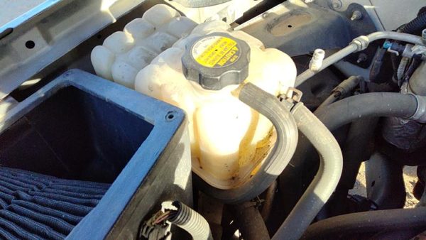 2000-2004 Chevy Suburban Coolant Reservoir Radiator Overflow Tank Bottle Oem — photo 2