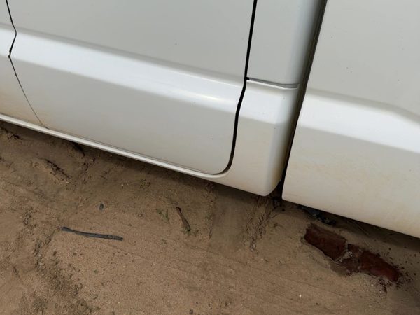 05-11 Dakota Driver Left Lower Rocker Panel Moulding Side Skirt Oem White Pw7 — photo 2