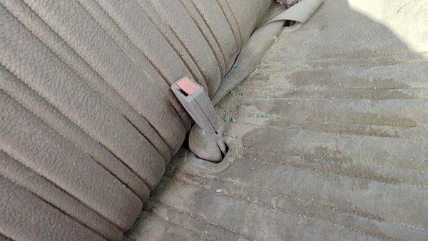 88-94 Chevy Silverado 1500 Passenger Right Front Seat Belt Buckle Receiver Tan — photo 3