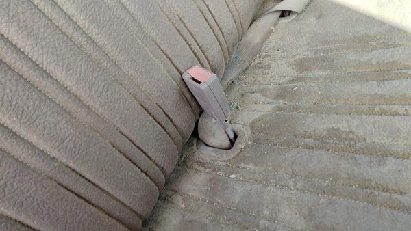 88-94 Chevy Silverado 1500 Passenger Right Front Seat Belt Buckle Receiver Tan — photo 2