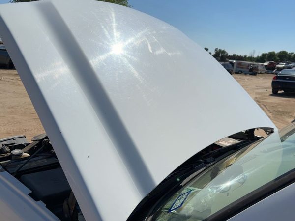 2005 Chevy Silverado 2500 Hood White 50U — photo 2