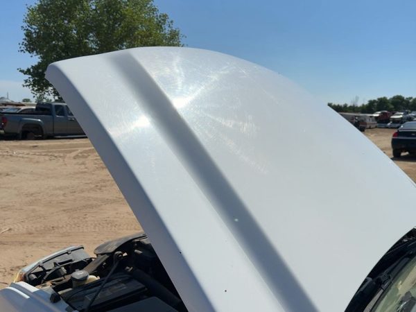 2005 Chevy Silverado 2500 Hood White 50U — photo 3