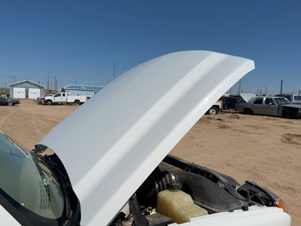 2005 Chevy Silverado 2500 Hood White 50U — photo 1