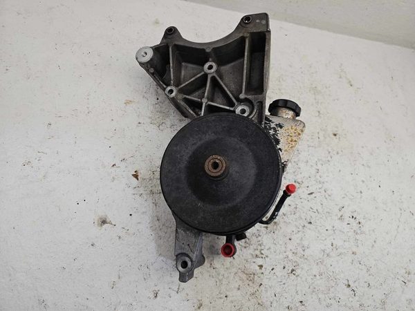 2000-2002 Chevy Tahoe Power Steering Bracket With Pump Oem — photo 1