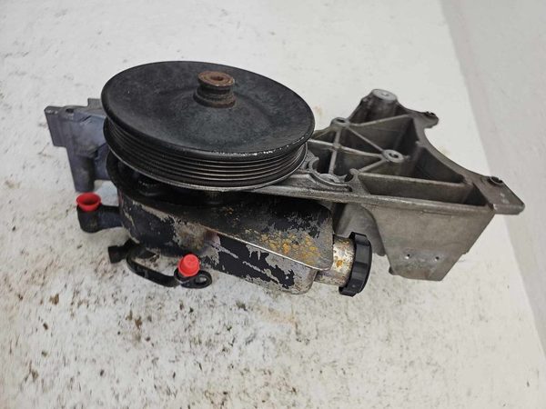 2000-2002 Chevy Tahoe Power Steering Bracket With Pump Oem — photo 13