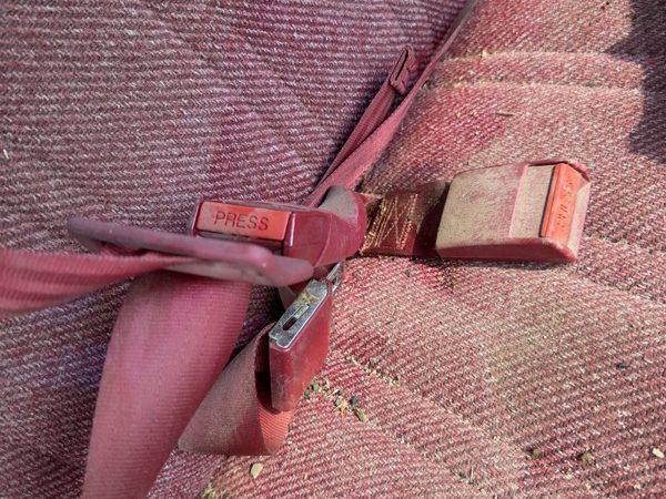 1991 Dodge Dakota Passenger Right Front Seat Belt Buckle Receiver Oem Red — photo 4